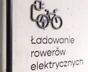 oznaczenie miejsca ładowania rowerów elektrycznych