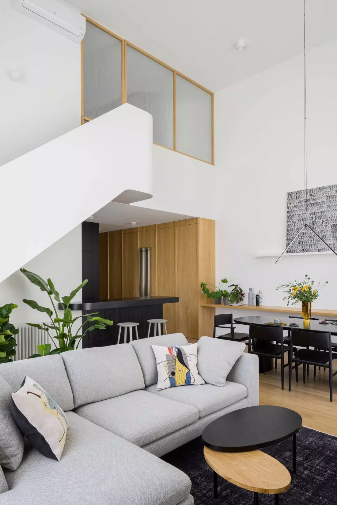 łódzki apartament
składa się z wysokiej, przestronnej części mieszkalnej i antresoli