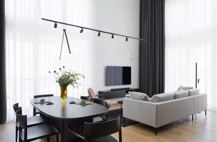 wysoki salon podkreślają długie zasłony