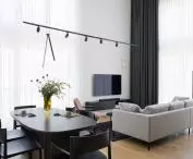 wysoki salon podkreślają długie zasłony