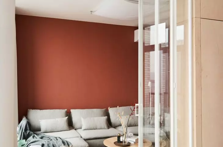 salon od kuchni rozdzielają szklane drzwi