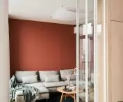 salon od kuchni rozdzielają szklane drzwi