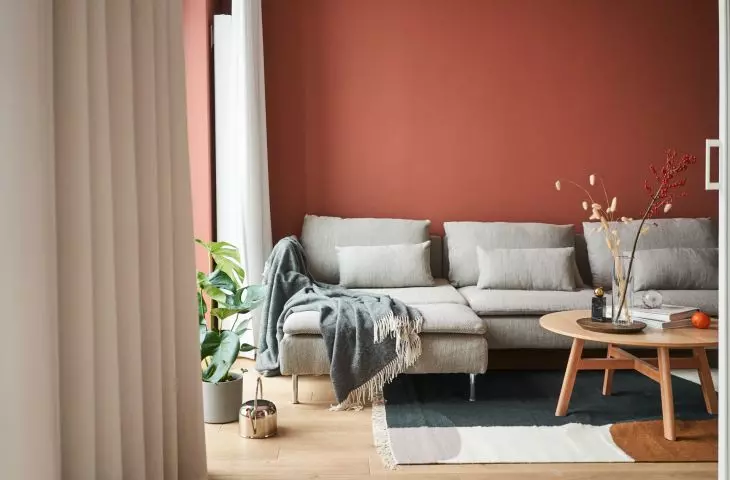 w salonie dominuje mocny, pomarańczowy kolor ścian