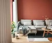 w salonie dominuje mocny, pomarańczowy kolor ścian