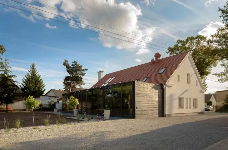 A glass block was added to the kindergarten building