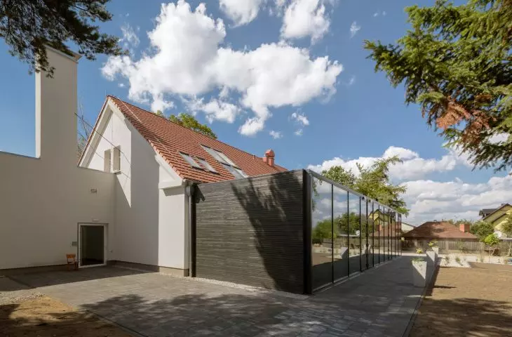 The new part contrasts with the traditional body of the kindergarten