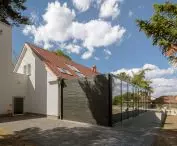 The new part contrasts with the traditional body of the kindergarten
