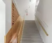 zjeżdżalnia obok schodów