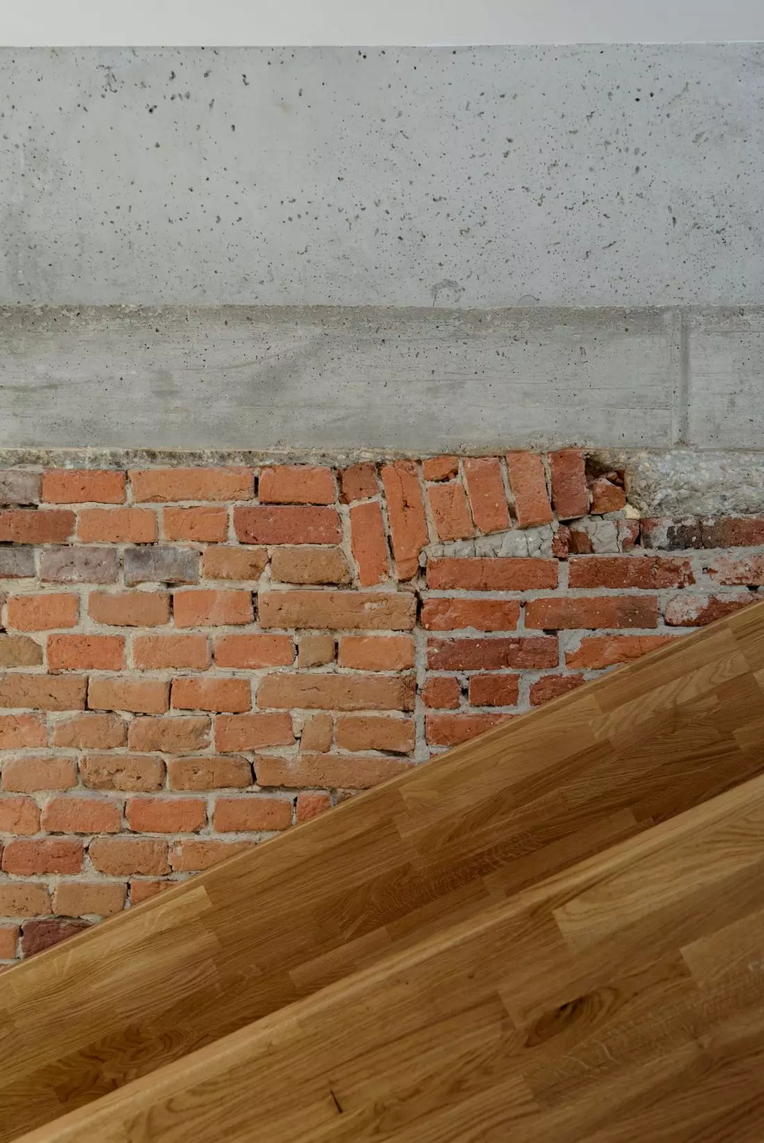 fragment zjeżdżalni na tle surowych murów budynku