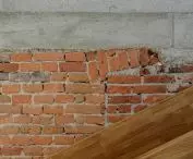 fragment zjeżdżalni na tle surowych murów budynku
