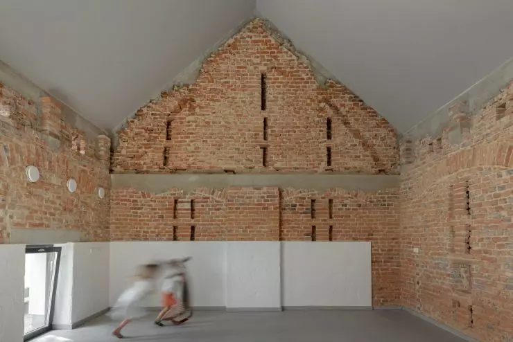 poddasze with exposed brick 