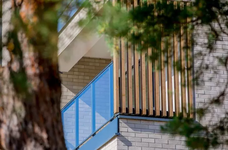 wooden partitions to protect interiors from excessive overheating and provide privacy for residents 