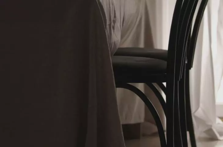 Mieszkanie w Białymstoku, stare krzesła