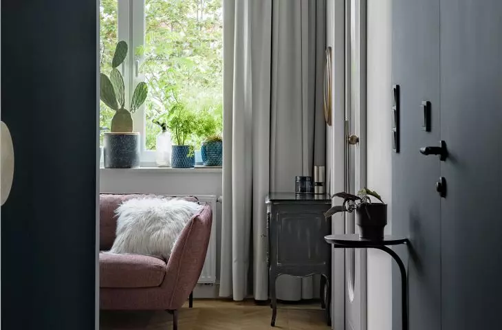 widok z przedpokoju na fragment salonu