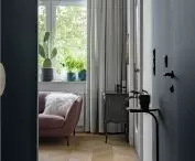 widok z przedpokoju na fragment salonu