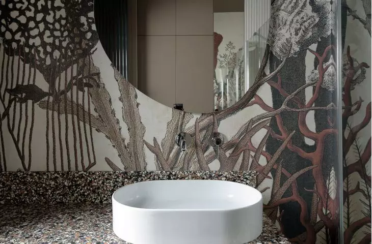 jedna ze ścian ozdobiona jest botanicznymi wzorami