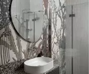 nieregularne lustro w łazience