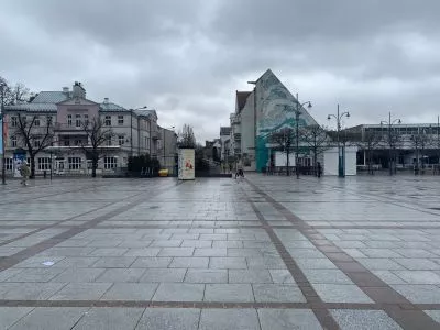 podczas przebudowy na placu pojawiła się nowa granitowa nawierzchnia i&nbsp;elementy małej architektury