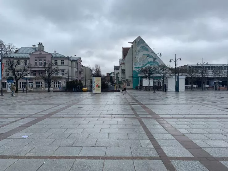podczas przebudowy na placu pojawiła się nowa granitowa nawierzchnia i&nbsp;elementy małej architektury