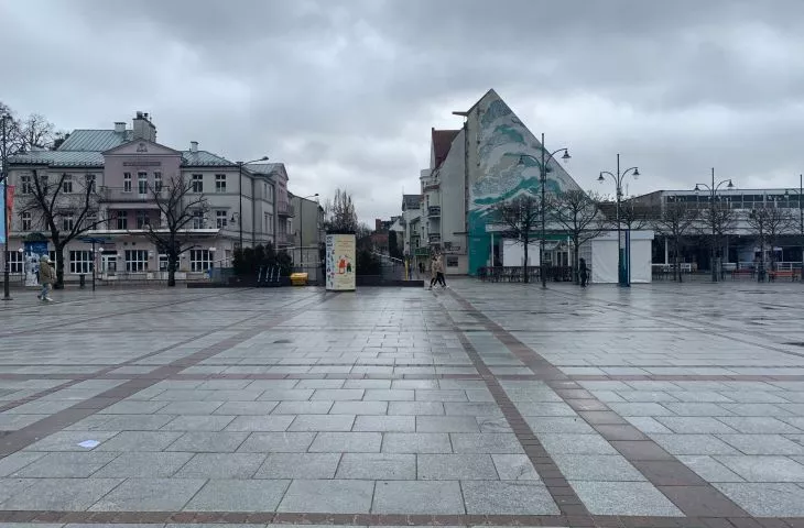 podczas przebudowy na placu pojawiła się nowa granitowa nawierzchnia i elementy małej architektury