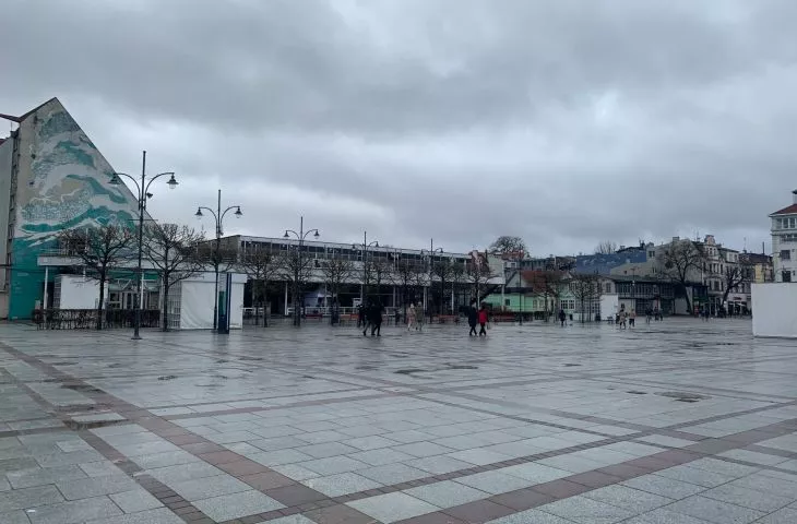 obecnie plac pełni głównie funkcję komunikacyjną