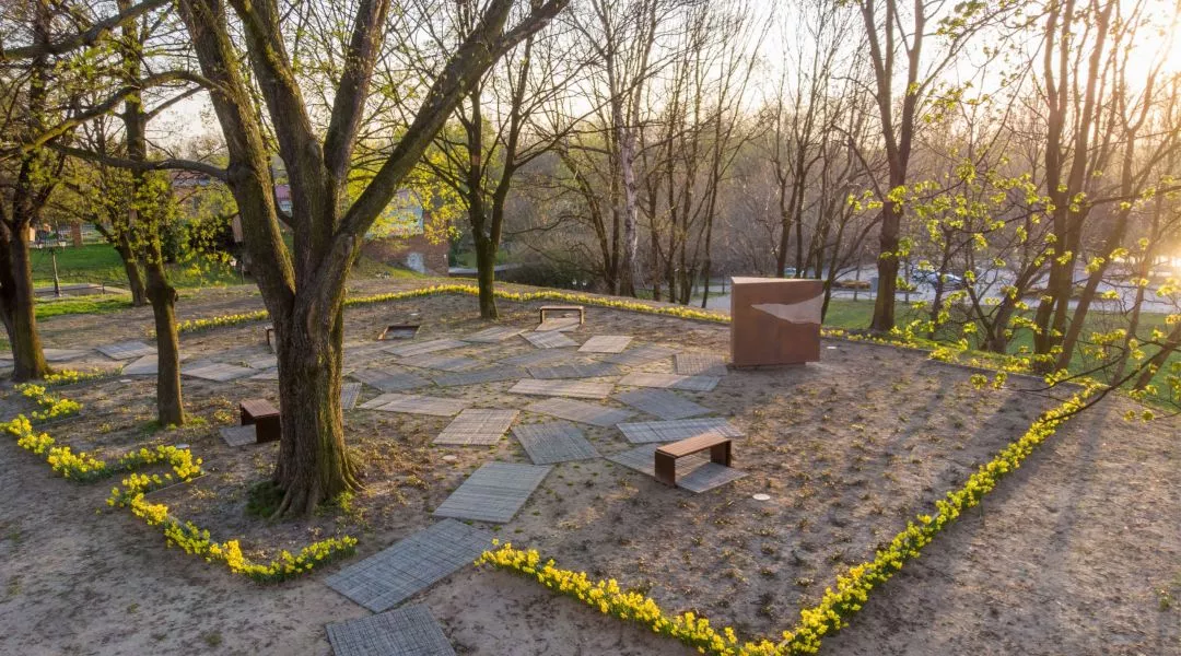 Nagroda w kategorii „Przestrzeń publiczna w zieleni”, Park Pamięci Wielkiej Synagogi w Oświęcimiu, proj.: NArchitekTURA 