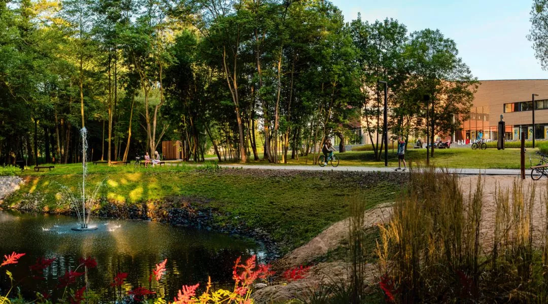 Wyróżnienie w kategorii „Przestrzeń publiczna w zieleni”, Park Pamięci Wielkiej Synagogi w Oświęcimiu, proj.: Gramar