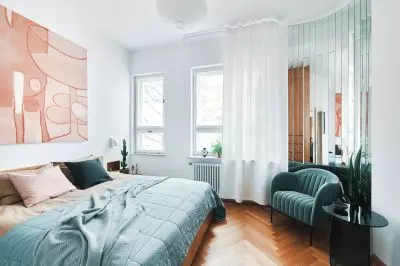 wnęka w sypialni wyłożona wąskimi pasami luster wnęka w sypialni wyłożona wąskimi pasami luster