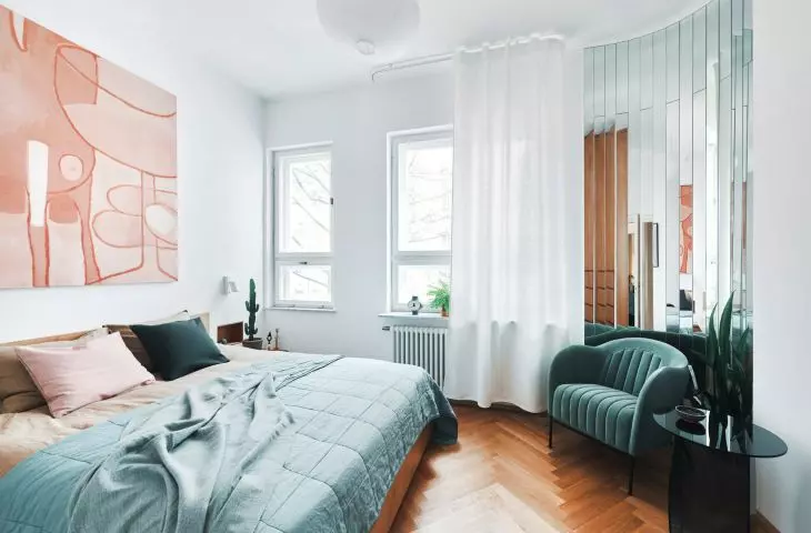 wnęka w sypialni wyłożona wąskimi pasami luster