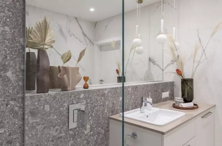 Gres na ścianach łazienki przypomina lastryko