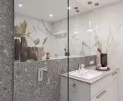 Gres na ścianach łazienki przypomina lastryko