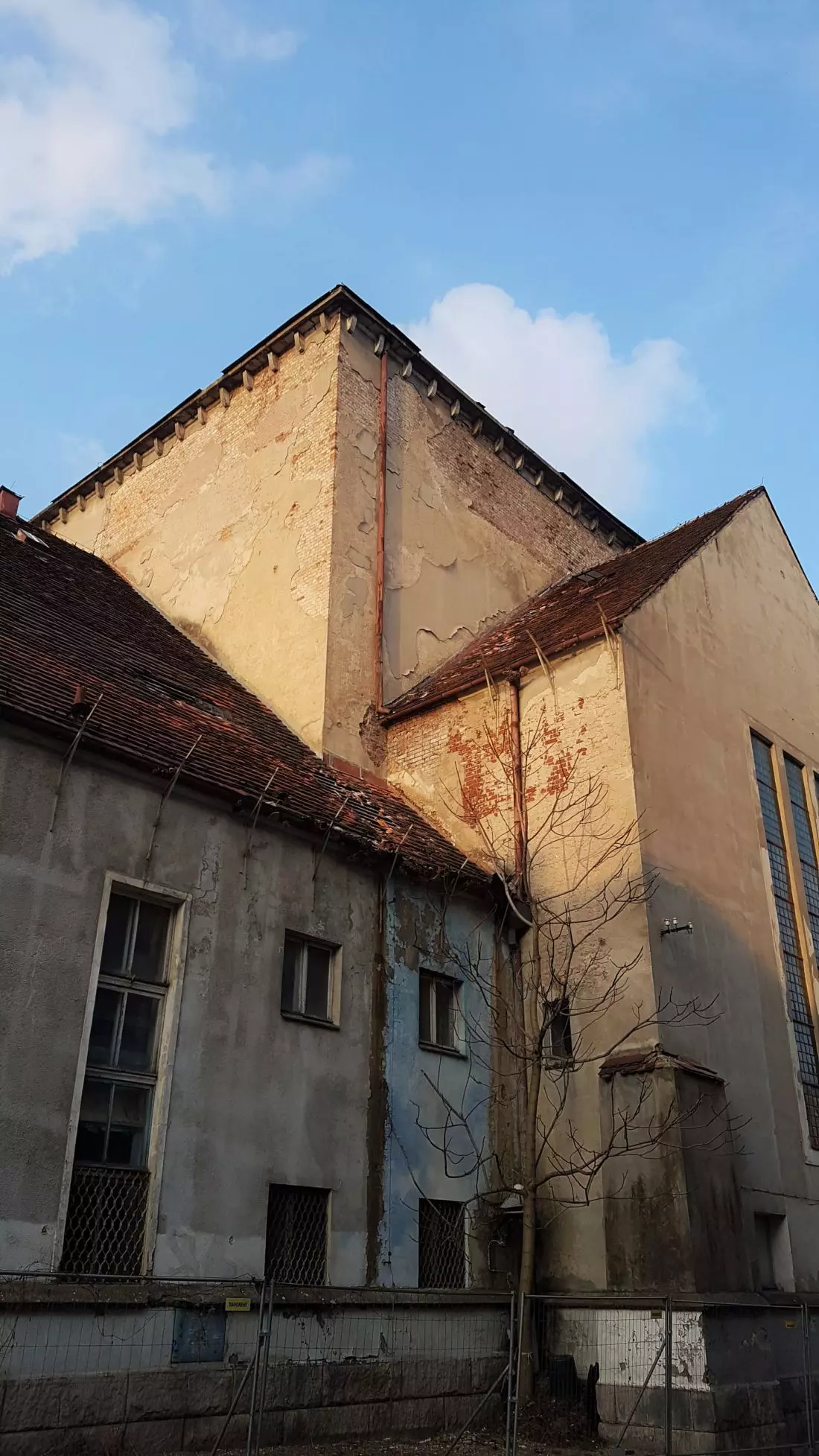 dawna synagoga – widok od
ul. Stawnej; budynek niszczej w coraz szybszym tempie