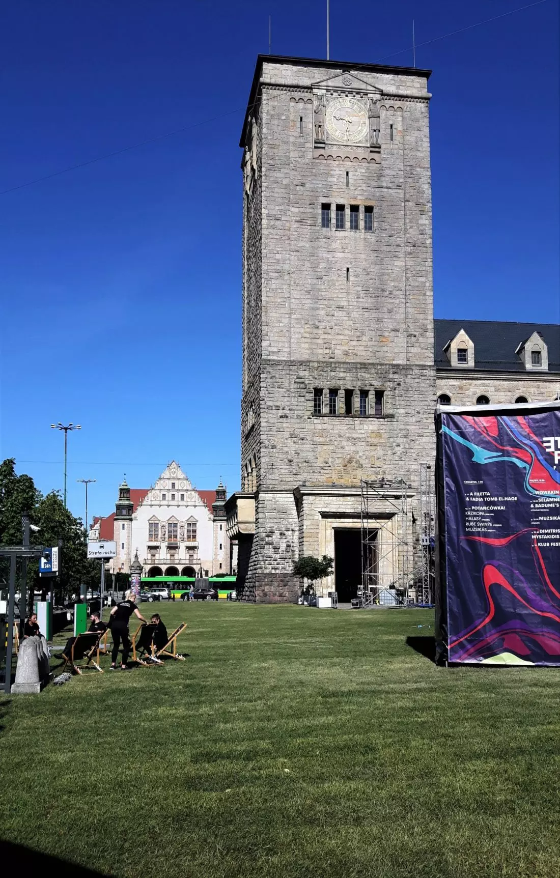 wieża zamkowa i dziedziniec podczas festiwalu Ethno Port
