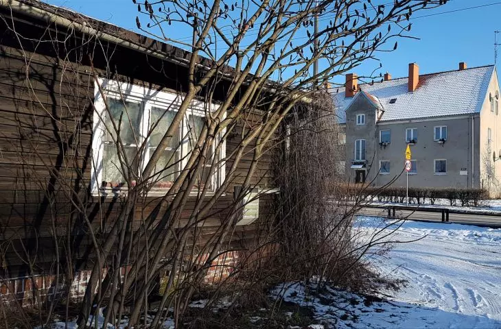 Contrast of barracks for Poles with buildings for German workers from World War II (Opolska Street).