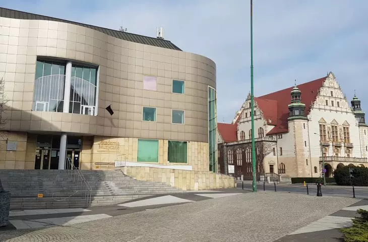A direct (and imitative) dialogue with the German buildings of the Imperial Forum next to the castle was not established until the 1990s.