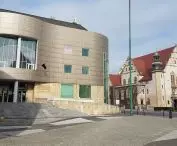 A direct (and imitative) dialogue with the German buildings of the Imperial Forum next to the castle was not established until the 1990s.