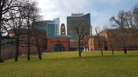 Stary Browar – mury licowane klinkierem; widok od strony parku Dąbrowskiego Stary Browar – mury licowane klinkierem; widok od strony parku Dąbrowskiego