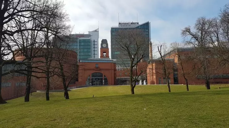 Stary Browar – mury licowane klinkierem; widok od strony parku Dąbrowskiego Stary Browar – mury licowane klinkierem; widok od strony parku Dąbrowskiego