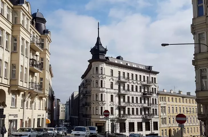 A newly built tenement house on Ogrodowa Street, the facades of which are a reconstruction of the original (design: CDF Architects)