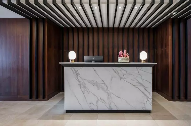 Tworzywo Neolith® wytwarzane w warunkach „carbon neutral” zostało wybrane do realizacji okładzin hotelu Marriott