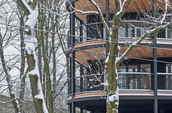 Villa Reden skryta za drzewami