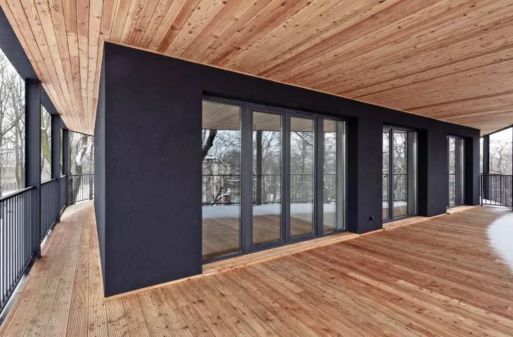 Villa Reden w Chorzowie, jasne drewno na tarasach