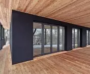 Villa Reden w Chorzowie, jasne drewno na tarasach