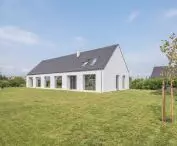 the house is located in the northern part of the plot