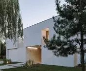 dom otoczony jest zielenią