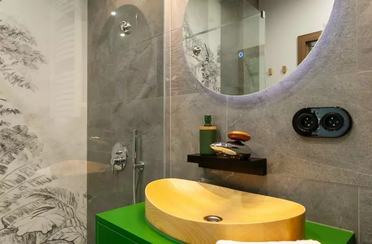 Green furniture in the bathroom