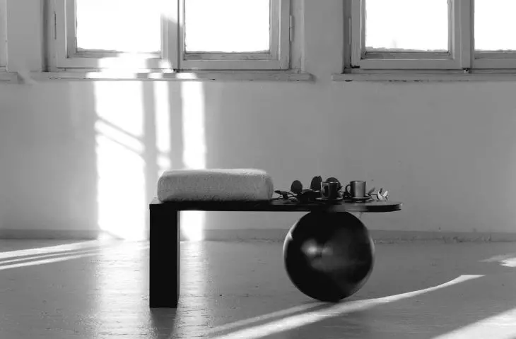 HEN bench in black color