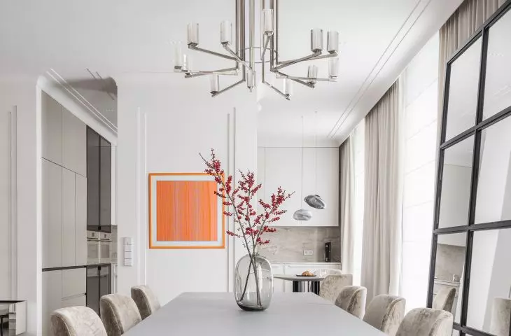 The original chandelier has been preserved in the apartment
