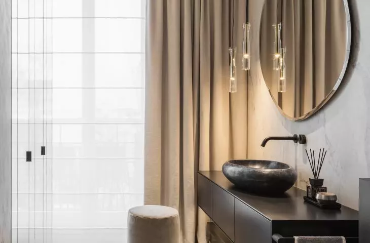 The bathroom also has curtains