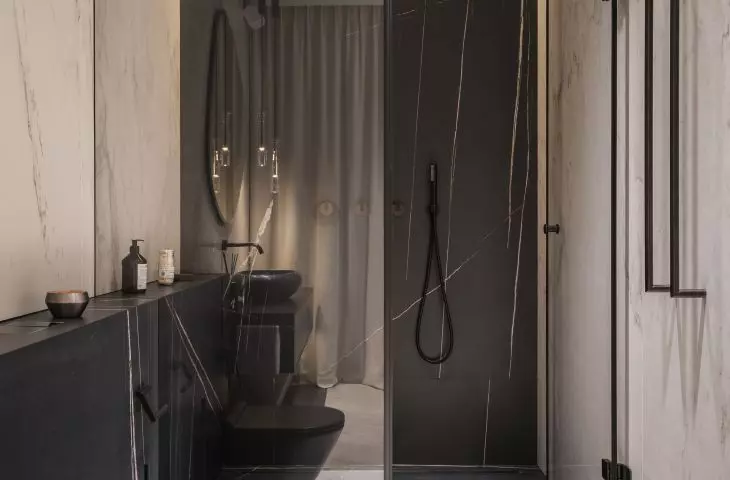 Dark elements in the bathroom